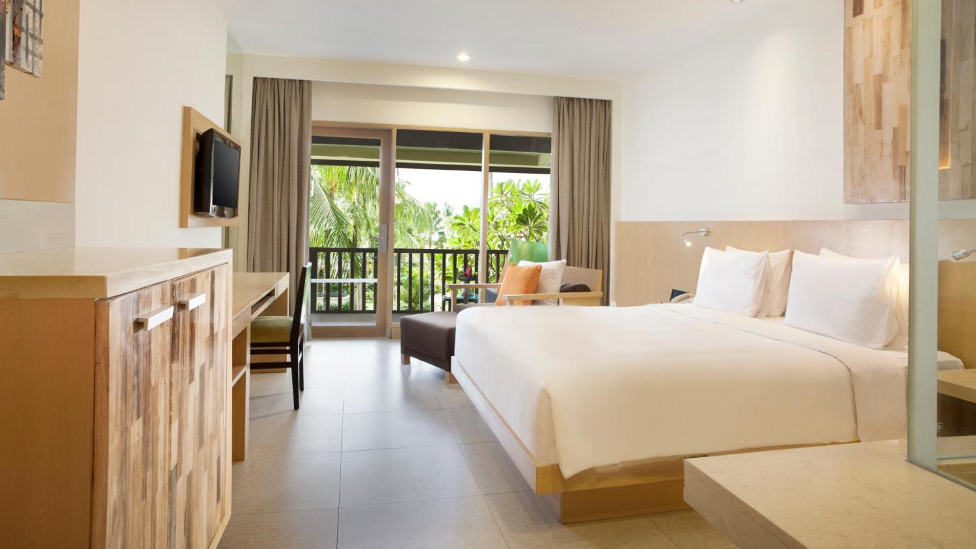 Chambre Lit King-Size Premium - Vue sur Piscine